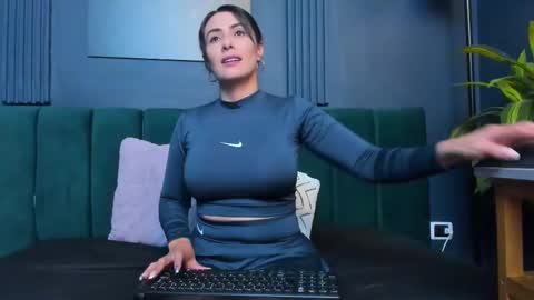 Snapshot of scarlet_edwars chatting on 10/14/25, 08:20 Scarlet Edwars online show from 10/14/25, 08:20