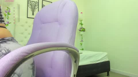 Snapshot of scarlet_stan22 chatting on 01/07/25, 10:43 Isa online show from 01/07/25, 10:43