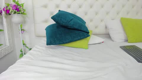 Snapshot of scarlet_stan22 chatting on 01/10/25, 05:13 Isa online show from 01/10/25, 05:13