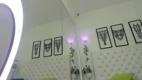 Snapshot of scarlet_stan22 chatting on 01/21/25, 10:30 Isa online show from 01/21/25, 10:30