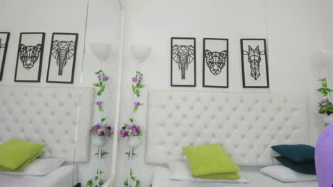 Snapshot of scarlet_stan22 chatting on 01/23/25, 10:43 Isa online show from 01/23/25, 10:43