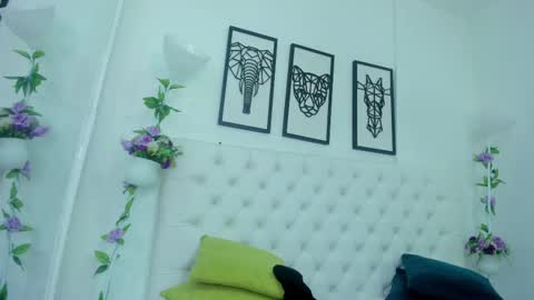 Snapshot of scarlet_stan22 chatting on 02/12/25, 11:07 Isa online show from 02/12/25, 11:07