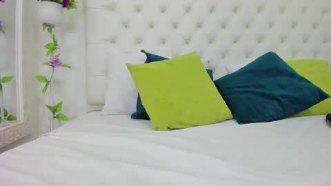 Snapshot of scarlet_stan22 chatting on 02/19/25, 02:23 Isa online show from 02/19/25, 02:23