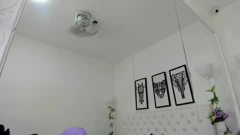 Snapshot of scarlet_stan22 chatting on 02/21/25, 11:01 Isa online show from 02/21/25, 11:01