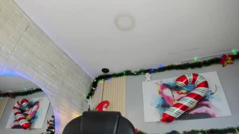 Snapshot of scarletbaker__ chatting on 12/20/25, 07:43 Scarlet online show from 12/20/25, 07:43