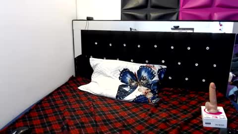 Snapshot of scarletglow1 chatting on 01/04/25, 05:26 scarletglow1 online show from 01/04/25, 05:26