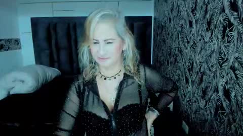 Snapshot of scarlethoot_ chatting on 10/22/25, 11:54 S C A R L E T online show from 10/22/25, 11:54