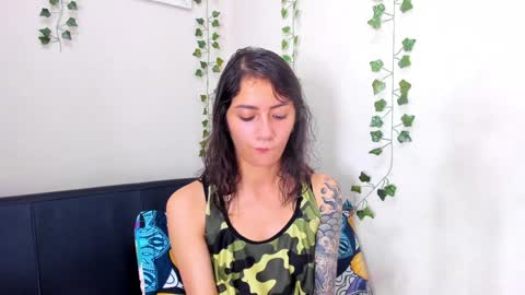 Snapshot of scarletjonesx chatting on 12/04/24, 04:10 Denis online show from 12/04/24, 04:10