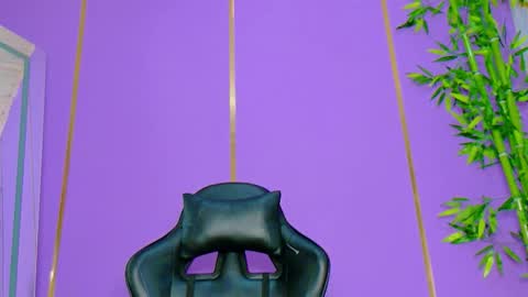 Snapshot of scarletjonesx chatting on 11/04/25, 09:25 Denis online show from 11/04/25, 09:25