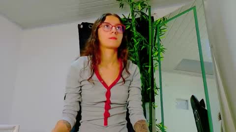 Snapshot of scarletjonesx chatting on 11/14/25, 12:20 Denis online show from 11/14/25, 12:20