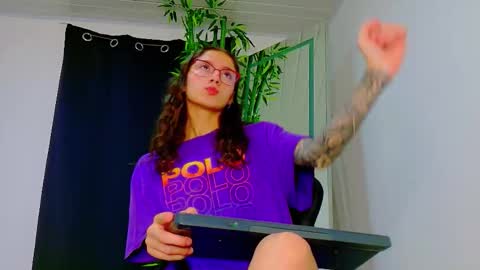 Snapshot of scarletjonesx chatting on 11/24/25, 04:23 Denis online show from 11/24/25, 04:23