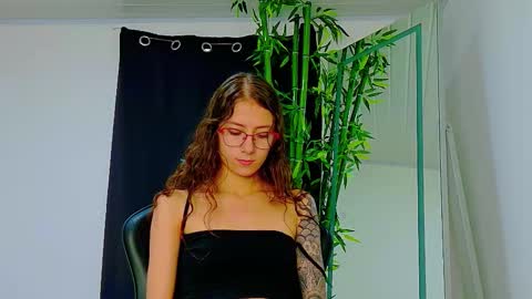 Snapshot of scarletjonesx chatting on 11/27/25, 09:28 Denis online show from 11/27/25, 09:28