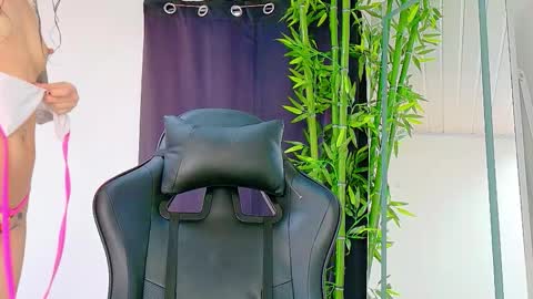 Snapshot of scarletjonesx chatting on 11/28/25, 04:42 Denis online show from 11/28/25, 04:42