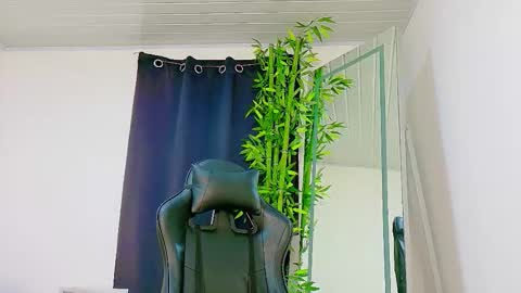 Snapshot of scarletjonesx chatting on 12/02/25, 11:34 Denis online show from 12/02/25, 11:34