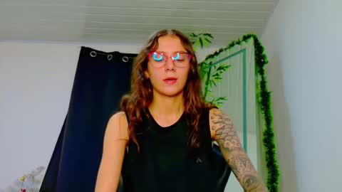 Snapshot of scarletjonesx chatting on 12/14/25, 12:16 Denis online show from 12/14/25, 12:16