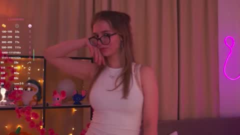 Snapshot of scarletliips chatting on 11/23/25, 09:25 Maria online show from 11/23/25, 09:25