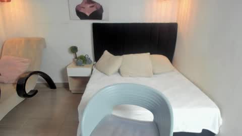 Snapshot of scarlett__bell chatting on 01/17/25, 12:10 Scarlett online show from 01/17/25, 12:10