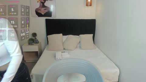 Snapshot of scarlett__bell chatting on 10/17/25, 01:35 Scarlett online show from 10/17/25, 01:35