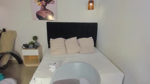 Snapshot of scarlett__bell chatting on 10/20/25, 01:11 Scarlett online show from 10/20/25, 01:11