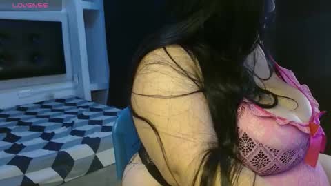 Snapshot of scarlett__blue chatting on 10/25/25, 05:48 scarlet online show from 10/25/25, 05:48