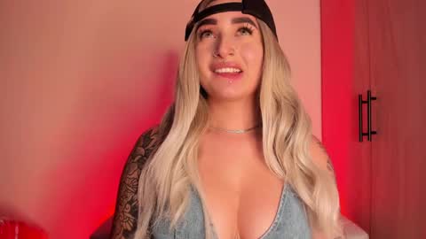 Snapshot of scarlett_collins_ chatting on 10/10/25, 05:17 SCARLETT COLLINS online show from 10/10/25, 05:17