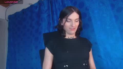 Snapshot of scarlett_crastrawberry chatting on 10/24/25, 09:44 scarlet online show from 10/24/25, 09:44