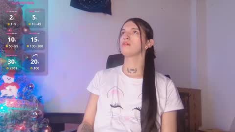 Snapshot of scarlett_crastrawberry chatting on 11/25/25, 10:43 scarlet online show from 11/25/25, 10:43