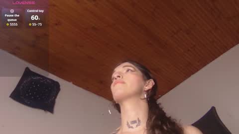 Snapshot of scarlett_crastrawberry chatting on 11/26/25, 10:22 scarlet online show from 11/26/25, 10:22