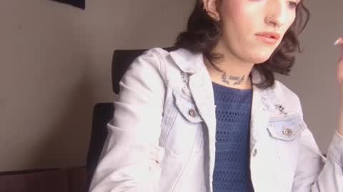 Snapshot of scarlett_crastrawberry chatting on 12/14/25, 08:46 scarlet online show from 12/14/25, 08:46