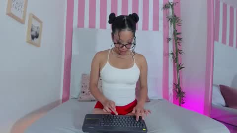 Snapshot of scarlett_jonson_ chatting on 11/14/25, 01:32 . . online show from 11/14/25, 01:32