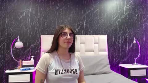 Snapshot of scarlettroxx chatting on 12/17/25, 07:42 Scarlet online show from 12/17/25, 07:42