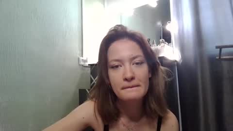 Snapshot of scented_elsa chatting on 11/08/25, 11:21 Elsa online show from 11/08/25, 11:21