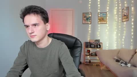 Snapshot of scooby_r chatting on 12/17/24, 08:23 Thomas brunette and Alex blond online show from 12/17/24, 08:23