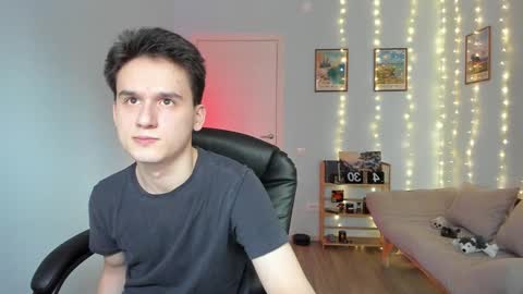 Snapshot of scooby_r chatting on 12/17/24, 11:28 Thomas brunette and Alex blond online show from 12/17/24, 11:28