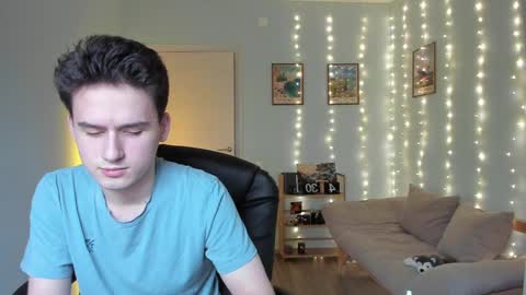 Snapshot of scooby_r chatting on 12/29/24, 02:21 Thomas brunette and Alex blond online show from 12/29/24, 02:21