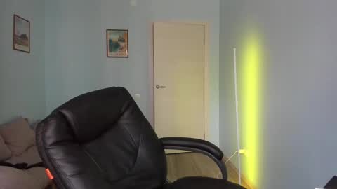 Snapshot of scooby_r chatting on 03/02/25, 01:16 Thomas brunette and Alex blond online show from 03/02/25, 01:16