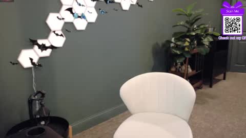 Scout has fun online show from 10/20/25, 01:22