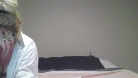 Snapshot of sdbeachfreaks chatting on 10/13/25, 04:12 SDBeachfreaks online show from 10/13/25, 04:12