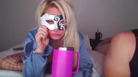 Snapshot of sdbeachfreaks chatting on 11/13/25, 05:06 SDBeachfreaks online show from 11/13/25, 05:06