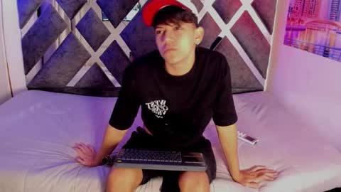 Snapshot of sebas_pretty7 chatting on 12/02/25, 12:32 sebas_pretty7 online show from 12/02/25, 12:32