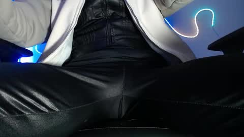 Snapshot of sebastian_025 chatting on 11/24/25, 10:15 Sebastian online show from 11/24/25, 10:15