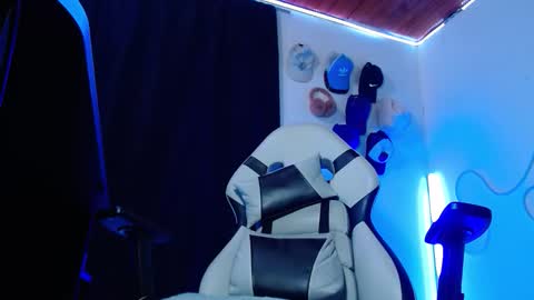 Snapshot of sebastian_025 chatting on 12/15/25, 05:01 Sebastian online show from 12/15/25, 05:01