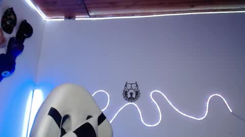 Snapshot of sebastian_025 chatting on 12/22/25, 10:45 Sebastian online show from 12/22/25, 10:45