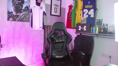 Snapshot of sebastiano_97 chatting on 12/17/25, 05:57 Sebastiano online show from 12/17/25, 05:57