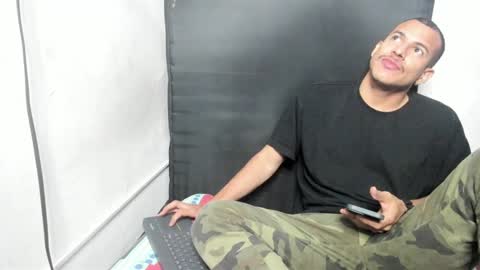 Snapshot of sebastianp13 chatting on 12/15/24, 01:43 sebatian palacios online show from 12/15/24, 01:43