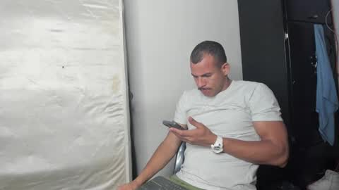 Snapshot of sebastianp13 chatting on 01/23/25, 04:52 sebatian palacios online show from 01/23/25, 04:52