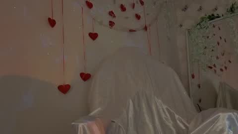 Snapshot of seductive_flower chatting on 04/05/26, 10:23 Mali online show from 04/05/26, 10:23