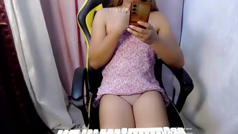 Snapshot of seductive_zyra chatting on 05/19/26, 02:01 seductive_zyra online show from 05/19/26, 02:01