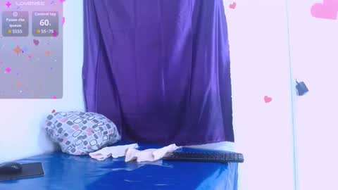 Snapshot of seductivespellvagina80 chatting on 11/19/25, 01:00 Estefany online show from 11/19/25, 01:00