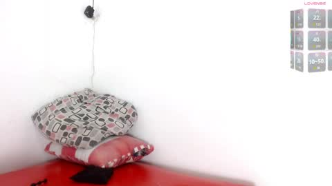Snapshot of seductivespellvagina80 chatting on 04/13/26, 05:46 Estefany online show from 04/13/26, 05:46